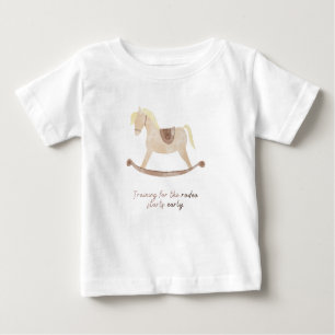 Camiseta Para Bebê O treinamento para o rodeio começa cedo
