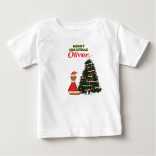 Camiseta Para Bebê Oliver vestido de Papai Noel ao lado de sua árvore