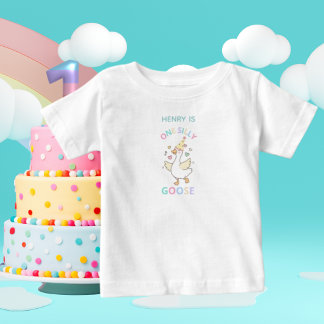 Camiseta Para Bebê One Silly Goose First Birthday Baby T-Shirt