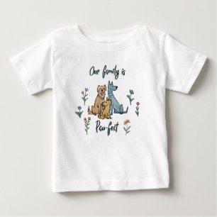 Camiseta Para Bebê Os cães no jardim IV nossa família são Pata-f