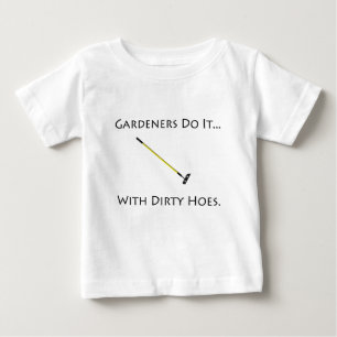 Camiseta Para Bebê Os Jardineiros Fazem... Com Enxadas Sujas.