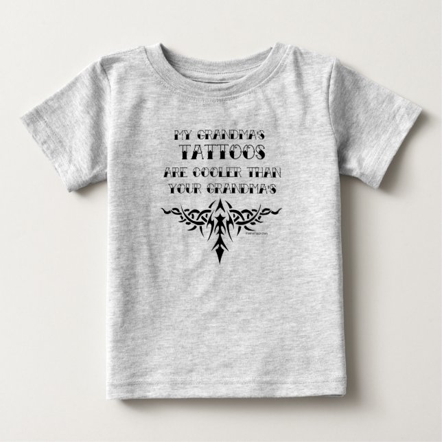 CAMISETA PARA BEBÊ OS TATUAGENS DA MINHA AVÓ ESTÃO MAIS FRESCOS DO (Frente)