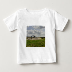 Camiseta Para Bebê Ovelhas Yorkshire e um escavador.