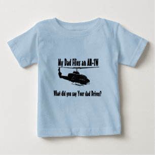 Camiseta Para Bebê Pai voa um helicóptero AH 1w