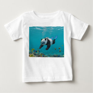 Camiseta Para Bebê Panda de mergulho em recife de coral