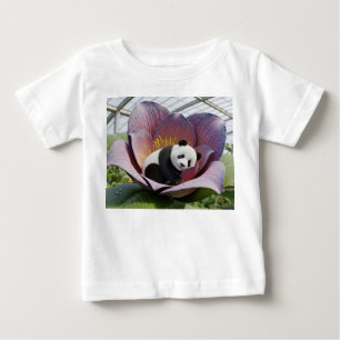 Camiseta Para Bebê Panda Fofo Dormindo Dentro de Flor Exótica Gigante