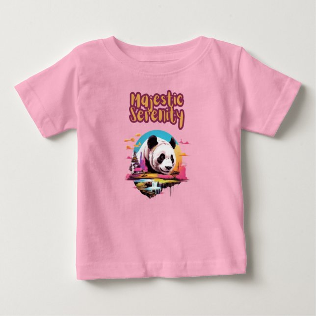 Camiseta Para Bebê Panda majestosa em um habitat exuberante (Frente)