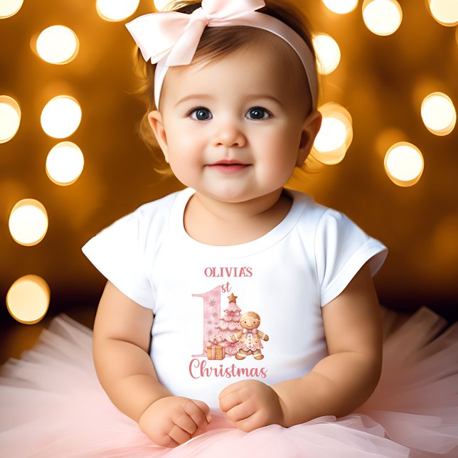 Camiseta Para Bebê Pão-de-Pão-Rosa Nome Rapariga Primeiro Natal (Pink Gingerbread Man Girl Name First Christmas Baby T-Shirt)