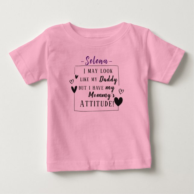 Camiseta Para Bebê "Parece com Papai, mas Tenho a Atitude da Mamãe" (Frente)