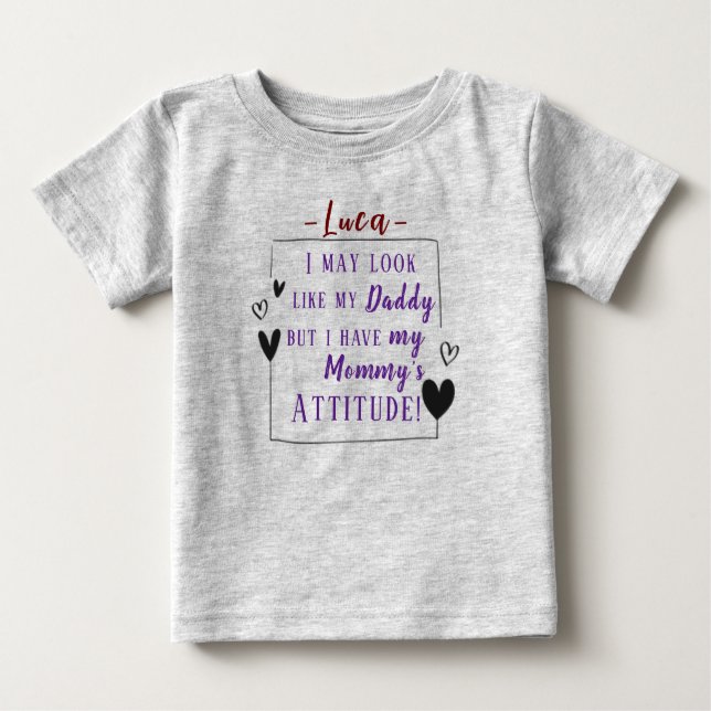 Camiseta Para Bebê "Parece Pai, Mas Tenho Atitude Mamãe" (Frente)