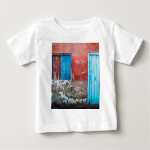 Camiseta Para Bebê Parede vermelha, azul e cinza, porta e janela