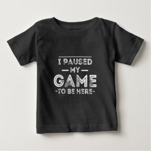 Camiseta Para Bebê Pausei meu jogo para estar aqui diversão sarcástic