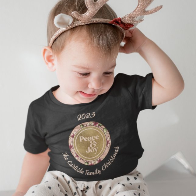 Camiseta Para Bebê Paz e alegria Nome Dourado da Família Rosa Natal (Peace & Joy Pink Gold Family Name Christmas Baby T-Shirt with Light-Colored Text for Dark Shirts.)