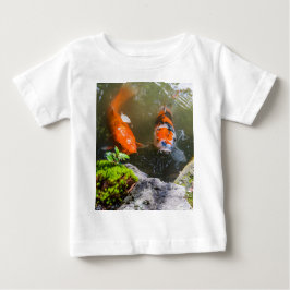 Camiseta Para Bebê Peixe Koi numa lagoa