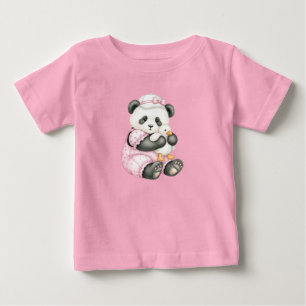 Camiseta Para Bebê Pequena panda em um macacão rosa pela Natasha Us
