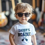 Camiseta Para Bebê Pequeno Caminho de Pai Personalizado<br><div class="desc">Pai Pequeno Roadie - Seu bebê tem um pai de músico? Aqui está, a camiseta dele/dela: camiseta de roadie de Pai. Essa árvore ultra-rockin apresenta duas guitarras cruzadas com o texto "Pai pequeno roadie". Mude a palavra pai para quem na sua família é a estrela. Um presente ideal para bebês...</div>