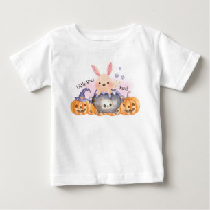 Camiseta Para Bebê Pequeno coelho Boo no Halloween Cauldron