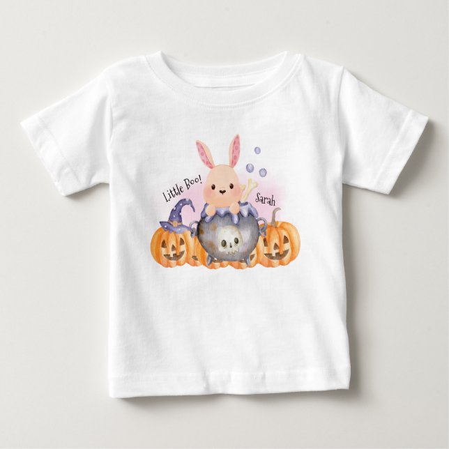 Camiseta Para Bebê Pequeno coelho Boo no Halloween Cauldron (Frente)