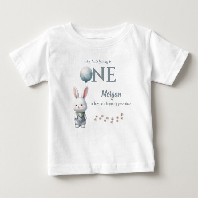 Camiseta Para Bebê Pequeno Coelho Fazendo Um Aniversário de 1 Ano Men (Frente)