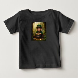 Camiseta Para Bebê Pequeno Leprechaun Irlandês e Dourado Cauldron