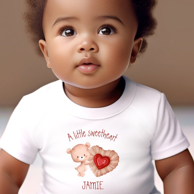 Camiseta Para Bebê Pequenos Namorados Doces Nome do Urso Bebê (Little Sweetheart Valentines Baby Bear Name Baby T-Shirt)