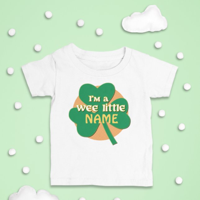 Camiseta Para Bebê Personalizado Sou um Pequeno Nome Irlandês (Customized baby tees for St. Patrick's Day fun! Add Irish charm to your little one's wardrobe.)