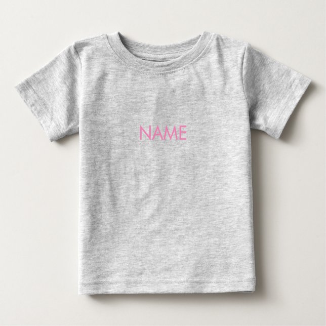 Camiseta Para Bebê Personalizar com nome, texto com letras rosa minim (Frente)