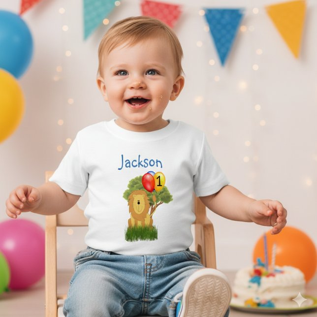Camiseta Para Bebê Personalizar o Birthday Lion Boy (Celebrating the first birthday of a happy baby boy. P personalize the t-shirt with his name and age)