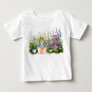 Camiseta Para Bebê Peter o Coelho em pote no seu jardim