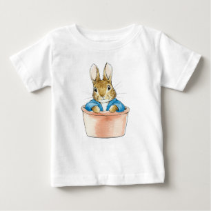 Camiseta Para Bebê Peter, o coelho sentado no Pote das plantas