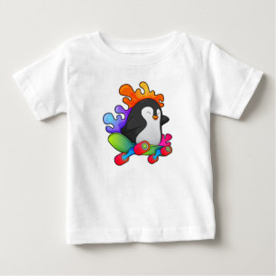 Camiseta Para Bebê Pinguim como skater com skate