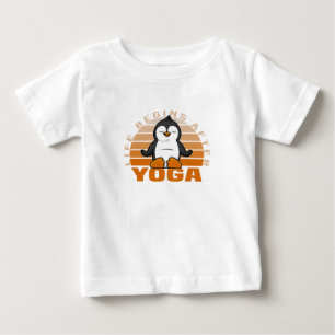 Camiseta Para Bebê Pinguim giro engraçado fazendo yoga. poses engraça