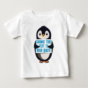 Camiseta Para Bebê Pinguim segurando um sinal com mensagem personaliz