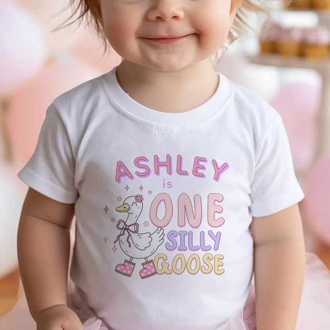Camiseta Para Bebê Pink One Silly Goose - Retro Girl First Birthday (Pink "One Silly Goose" - Girl First Birthday T-shirt. Adorable Silly Goose Design.)