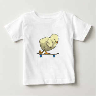 Camiseta Para Bebê Pintinho como skater com skateboard
