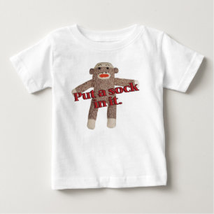 Camiseta Para Bebê pnha uma peúga nela