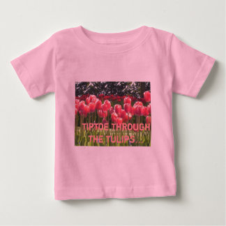 Camiseta Para Bebê ponta através das tulipas que o bebê cresce