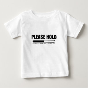 Camiseta Para Bebê Por Favor, Mantenha O Carregamento De Sarcasmo