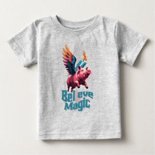 Camiseta Para Bebê Porco bonito com asas coloridas Acredita em Mági