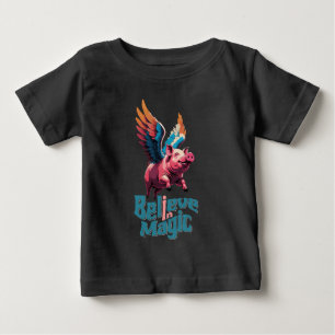 Camiseta Para Bebê Porco bonito com asas coloridas Acredita em Mági