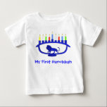 Camiseta Para Bebê Primeira Menorá de Leão de Hanukkah<br><div class="desc">Para a primeira celebração do Chanukah da sua criança. Caracteriza uma menorá de Chanukah temática de leão azul com todas as oito velas e o shamash aceso. Chanukah é o "Festival das Luzes" do meio do inverno.</div>