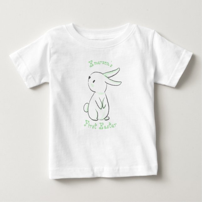 Camiseta Para Bebê Primeira Páscoa do bebê com um belo coelhinho verd (Frente)