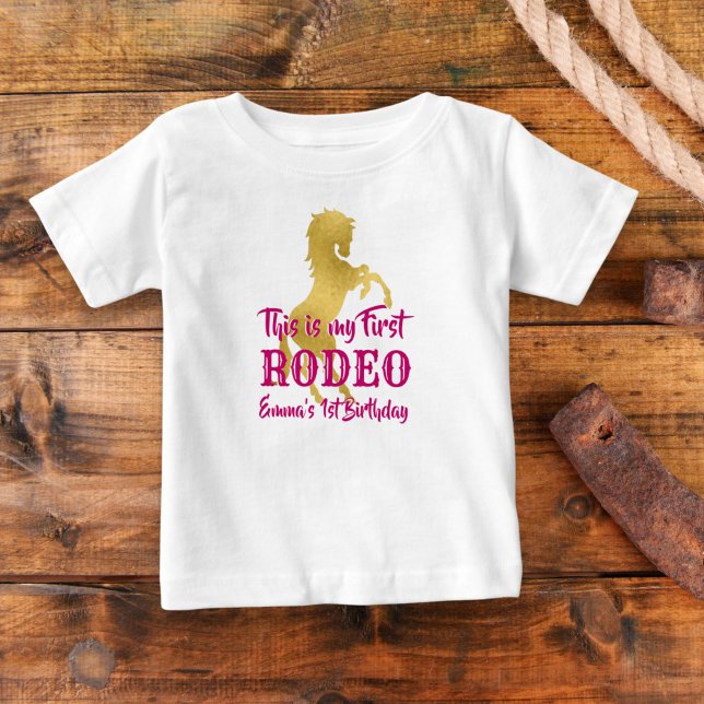 Camiseta Para Bebê Primeira vaqueira rodeada rosa e dourada personali (Criador carregado)