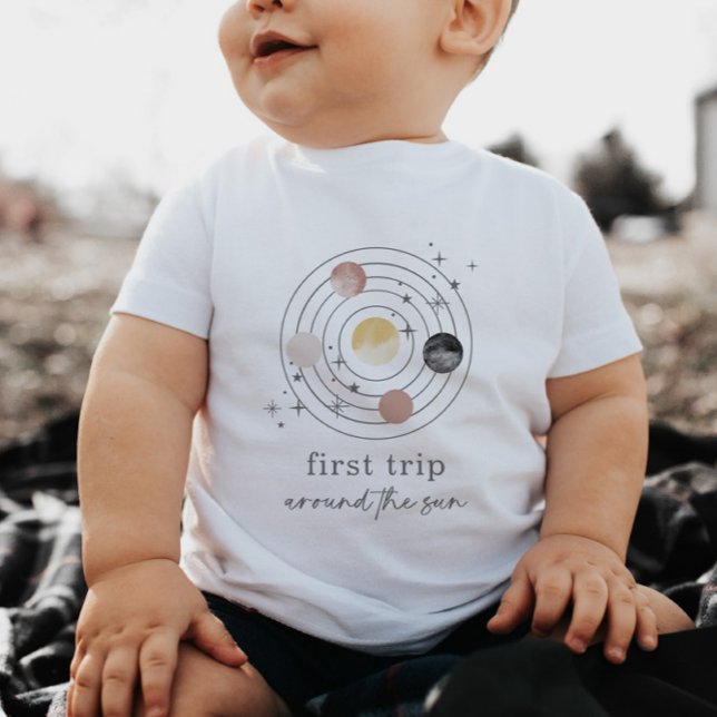 Camiseta Para Bebê Primeira Viagem Em Torno Do Espaço Do Sol (Criador carregado)