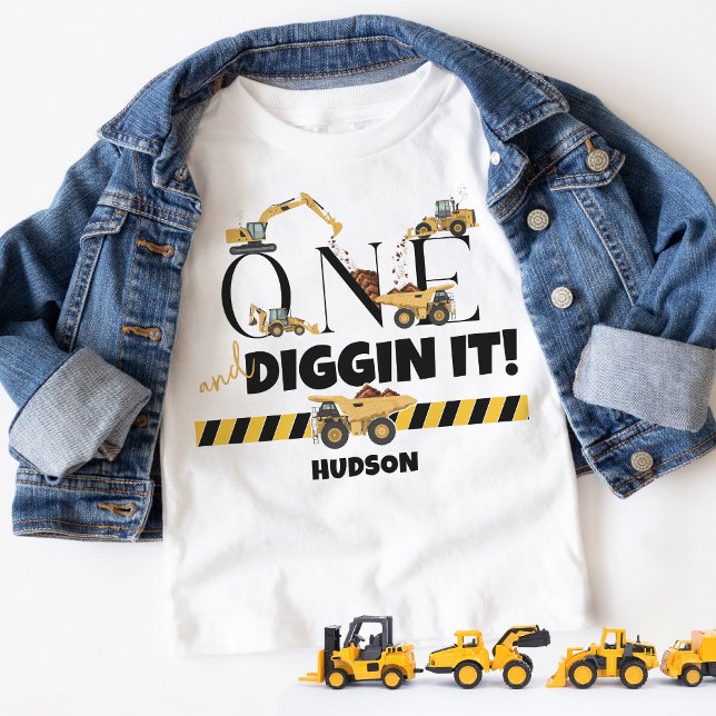 Camiseta Para Bebê Primeiro aniversario de Garoto de Bombeiros de Con (Funny ONE and Diggin It dump truck digger loader construction theme toddler boy 1st birthday t-shirt)