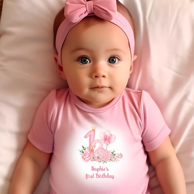 Camiseta Para Bebê Primeiro aniversario De Menina Branca De Swan (Swan Pink White Floral Name Girl 1st Birthday Baby T-Shirt)
