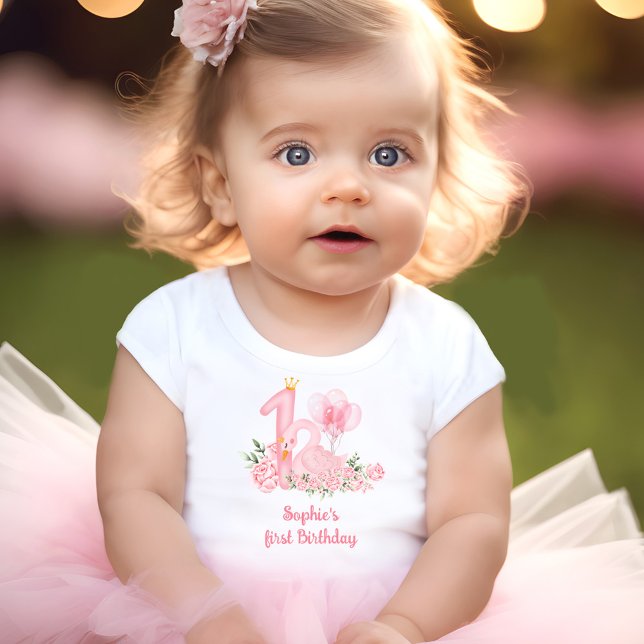 Camiseta Para Bebê Primeiro aniversario De Meninas De Nome Floral Sua (Swan Pink White Soft Floral Name Girl 1st Birthday Baby T-Shirt)