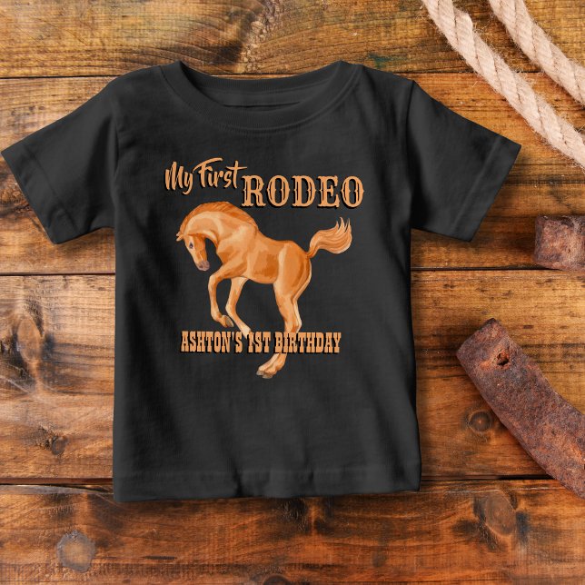 Camiseta Para Bebê Primeiro aniversário de vaqueiro rodeio personaliz (Criador carregado)
