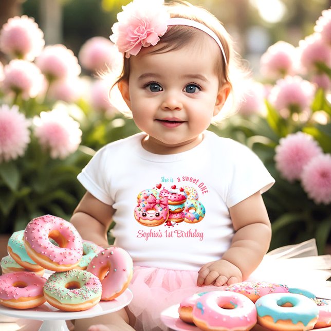 Camiseta Para Bebê primeiro aniversario Doce, um Rosquinha bonitinho (1st Birthday Sweet One Cute Donut Girl Name Baby T-Shirt)