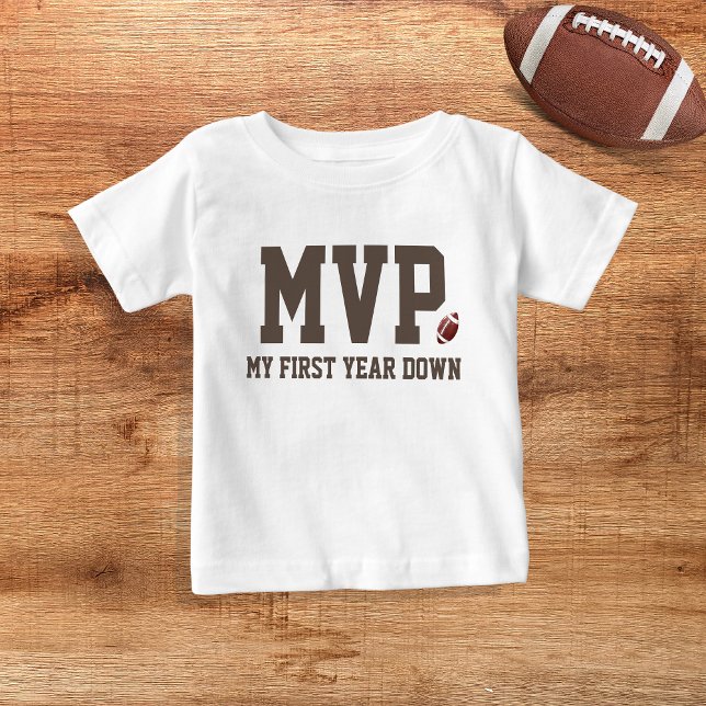 Camiseta Para Bebê Primeiro Ano De Baixo O Futebol MVP Birthday Boy (MVP t-shirt for birthday boy - inspired by football - "First year down")